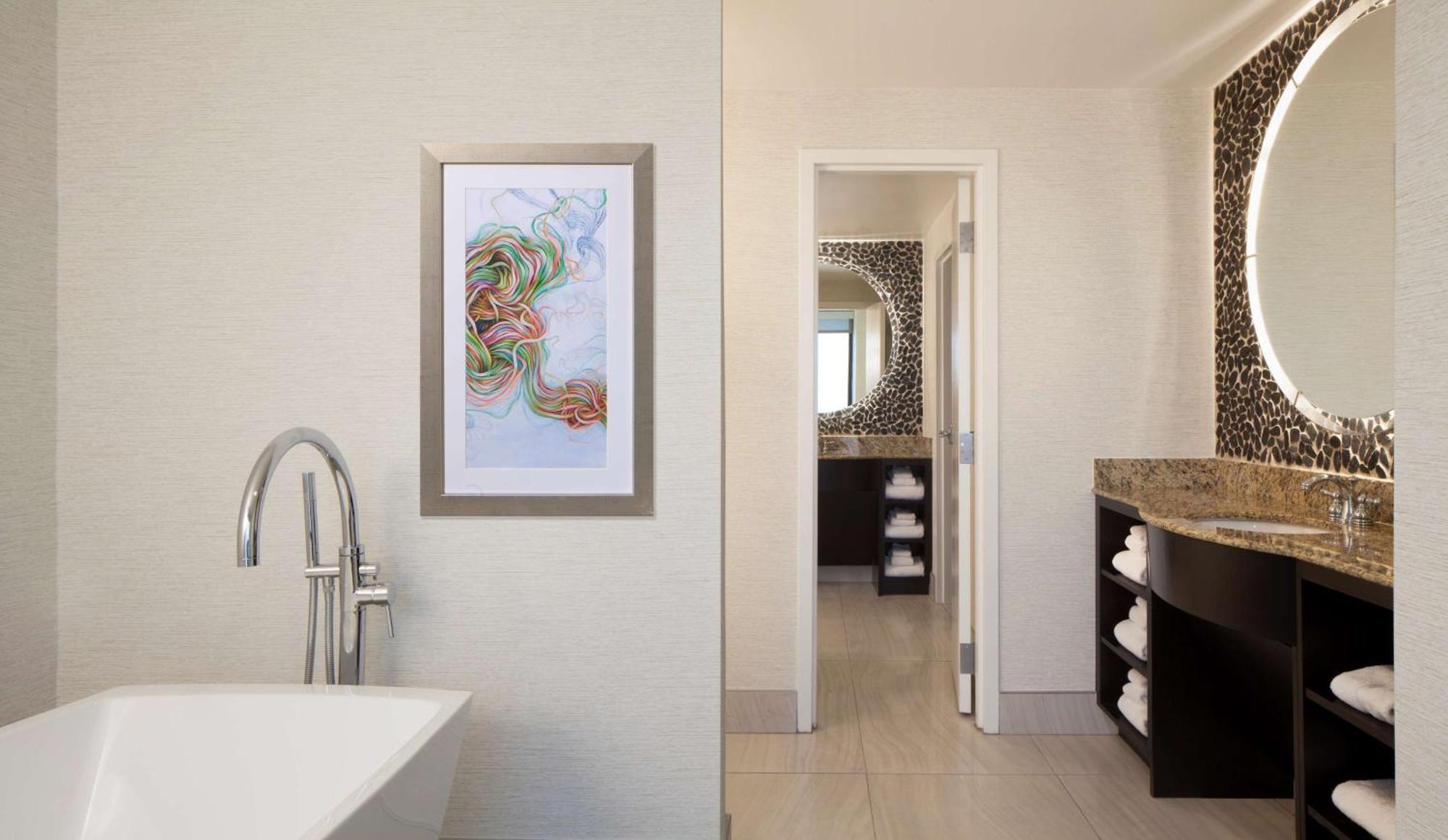 One-Bedroom King Suite Capitol View